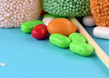 Zdrowe cukierki bez cukru i miód BIO – jak znaleźć balans między słodyczą a troską o zdrowie? - Zdrowie Codzienna pielęgnacja obejmuje wiele kosmetyków, ale wśród nich szczególne miejsce zajmują te, które odpowiadają za świeżość i komfort. Pocenie jest naturalnym procesem, więc wybór odpowiedniego środka wpływa na to, czy skóra zachowa równowagę i czy jednocześnie uda się w pełni zniwelować nieprzyjemny zapach. Po jaki więc produkt należy sięgnąć? Dezodorant czy antyperspirant i czym się one od siebie różnią?